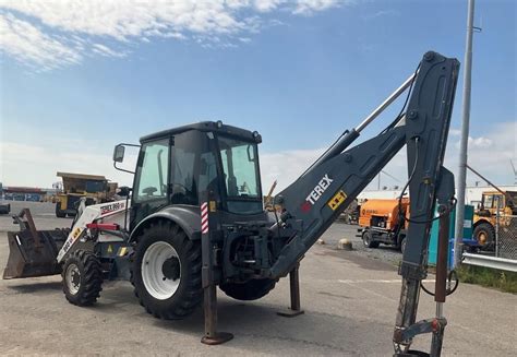 Zdjęcie koparko-ładowarki Terex 860 SX pracującej na budowie