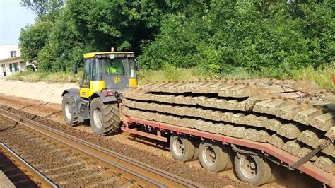 Zbiorowe zdjęcie różnych modeli ciągników rolniczych JCB Fastrac w akcji