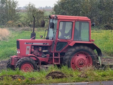 Historyczne zdjęcie ciągnika MTZ 82 w pracy na polu