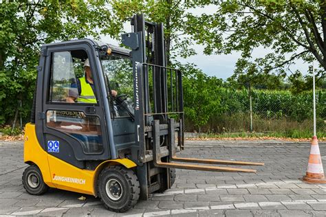 Operator w wózku kompletacyjnym z widokiem na ergonomiczne sterowanie