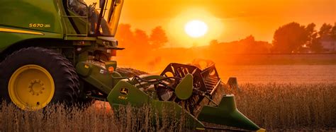 Tematyczne zdjęcie nowoczesnego kombajnu zbożowego John Deere na polu
