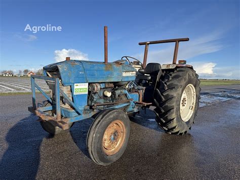 historyczny ciągnik Ford 3000 na polu