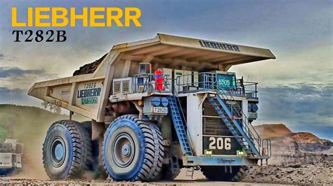 Infografika lub schemat wywrotki Liebherr T282B z danymi technicznymi