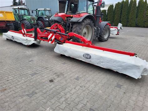 Zestaw trójdzielny kosiarek dyskowych w akcji