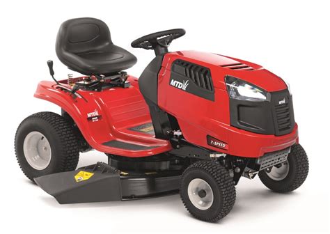 Traktorek ogrodowy MTD Smart RF 125 na tle zielonego ogrodu