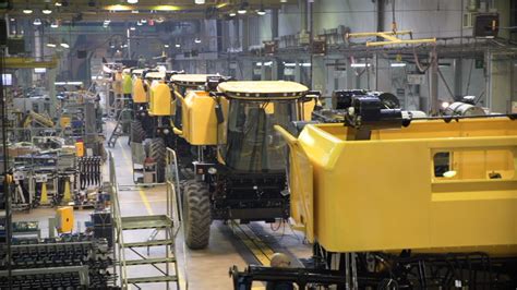 Schemat fabryki New Holland w Płocku z zaznaczonymi liniami produkcyjnymi kombajnów zbożowych i pras.