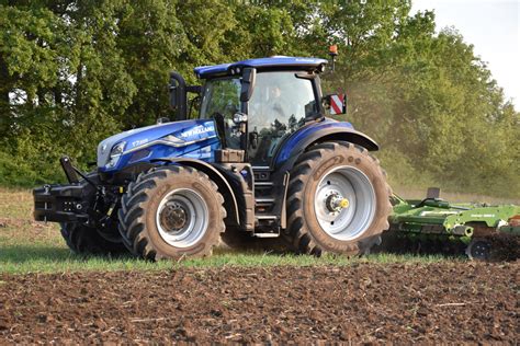 Zdjęcie ciągnika New Holland T7 SWB w kolorze Dynamic Blue.