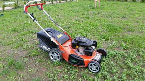 Tematyczne zdjęcie kosiarki spalinowej Oleo-Mac GV 53 TK Allroad Plus 4 w akcji