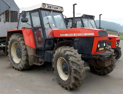 Zetor 12145 z podłączonym pługiem obrotowym na polu uprawnym, ciężkie gleby