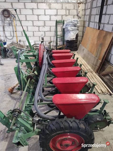 zdjęcie siewnika Nodet ze spiralnymi kółkami wysiewającymi, widoczne redlice i mechanizm zapobiegający zapychaniu