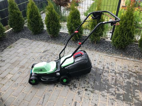 Zdjęcie kosiarki elektrycznej Florabest FRM 1800 w akcji