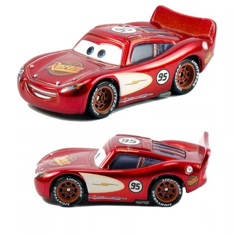 Kolaż z popularnymi samochodzikami z bajek: Zygzak McQueen, bohaterowie Hot Wheels.