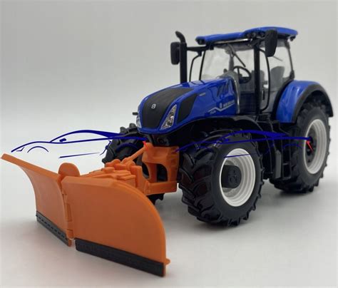Ciągnik z pługiem podczas orki w Farming Simulator 17