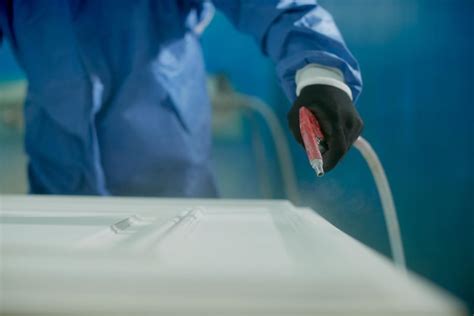Zdjęcie przedstawiające proces malowania plastiku sprayem