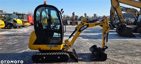 Minikoparka JCB w pracy na placu budowy