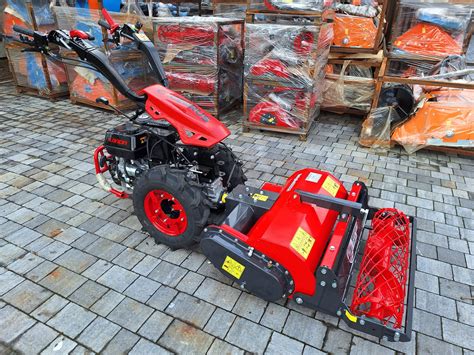 Ilustracja przedstawiająca ciągnik jednoosiowy z różnymi zamontowanymi przystawkami roboczymi