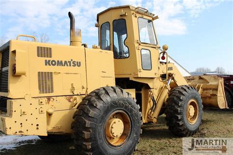 Tematyczne zdjęcie maszyny budowlanej Komatsu w trakcie serwisu