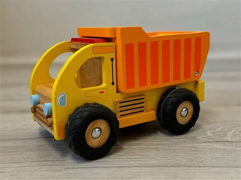Kolorowa drewniana wywrotka zabawka z ruchomą naczepą