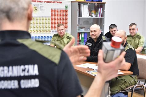 Grupa kursantów podczas zajęć praktycznych z koparko-ładowarką