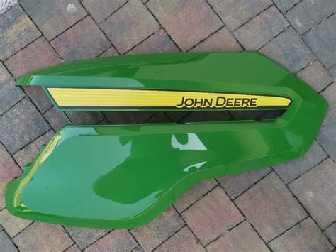 Logo John Deere i obrazek ogólny traktorka ogrodowego