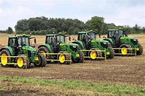 Zdjęcie ciągnika John Deere serii 6M z roku modelowego 2020, podkreślające jego wygląd bez dodatkowych systemów emisji