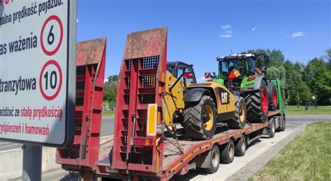 Zdjęcie transportu maszyny przemysłowej na naczepie niskopodwoziowej na autostradzie