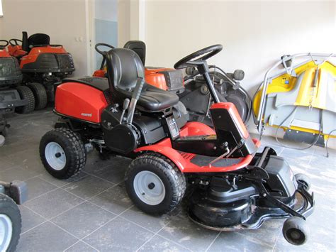 Ilustracja porównująca trzy typy kosiarek samojezdnych: rider, kosiarka ZTH i kosiarka traktor, z zaznaczonymi kluczowymi różnicami w konstrukcji i manewrowości.