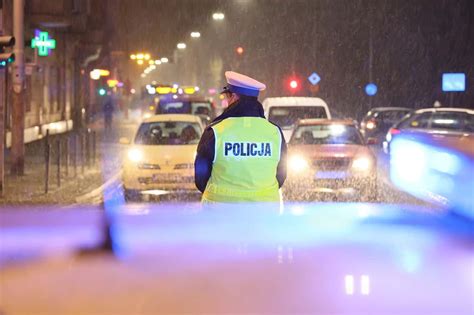 Infografika przedstawiająca różnice w przepisach dotyczących pojazdów na drogach publicznych i prywatnych