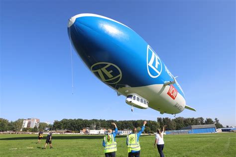 Sterowiec reklamujący markę Zeppelin-CAT