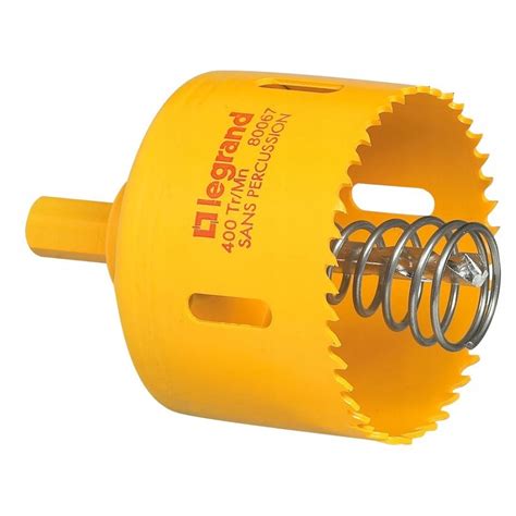 Zbliżenie na otwornicę pod puszki elektryczne z widocznymi zębami z węglika spiekanego