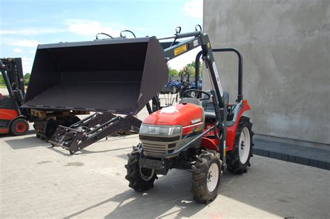 zdjęcie mini traktorka z zamontowanym osprzętem rolniczym w ogrodzie