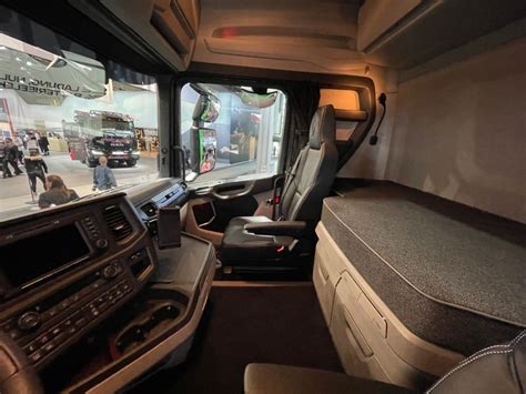 Wnętrze kabiny Volvo F-series z widocznymi schowkami i leżanką