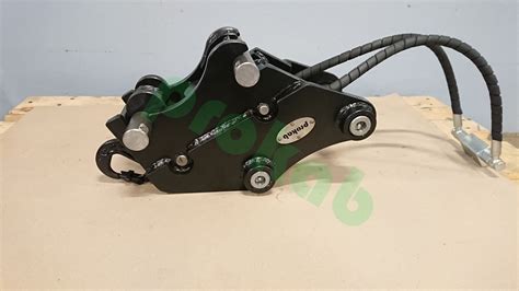 Zbliżenie na ukryte przewody hydrauliczne w ramieniu koparki Kubota