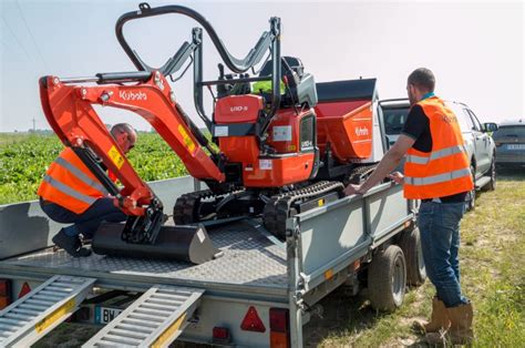 Minikoparka Kubota K008-5 pracująca w ciasnym miejscu