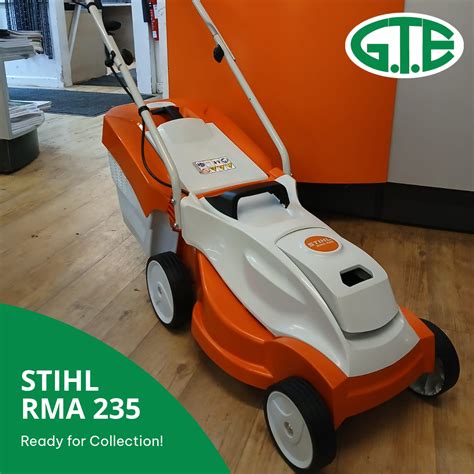 Infographic showing key features of STIHL RMA 235: adjustable handle, folding grass box, central height adjustment