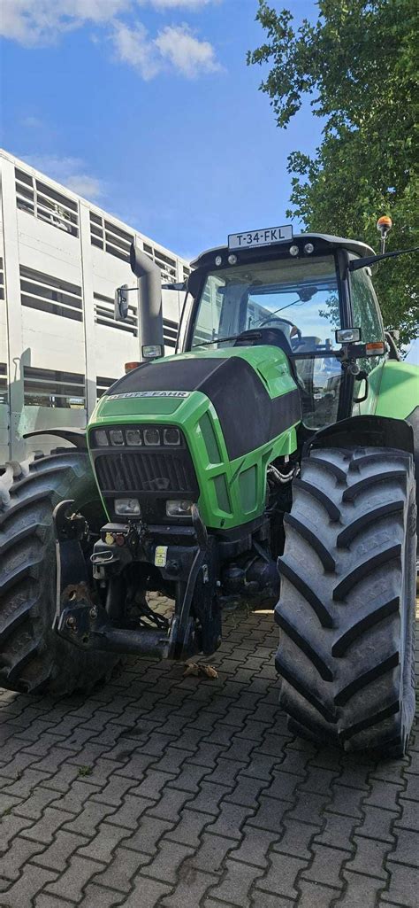 Współczesny ciągnik rolniczy DEUTZ-FAHR w pracy polowej