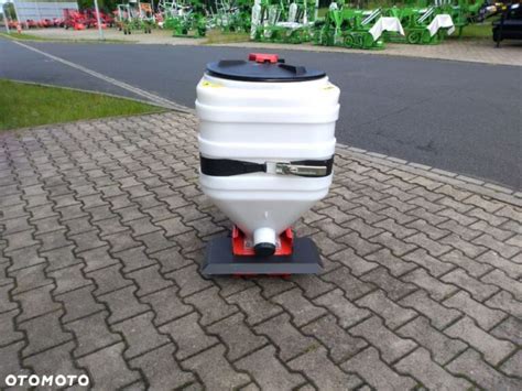 Zdjęcie siewnika poplonów Akpil w akcji na polu