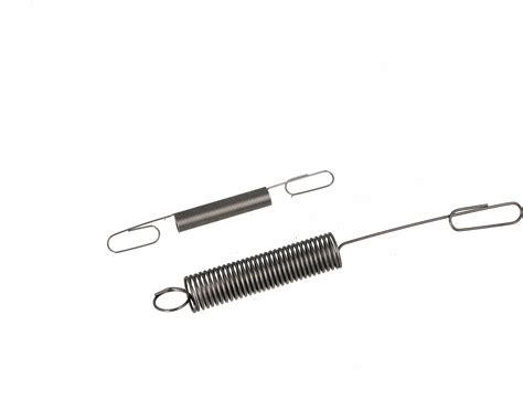 zdjęcie przedstawiające sprężynkę regulatora obrotów w silniku Briggs & Stratton z zaznaczonymi punktami regulacji