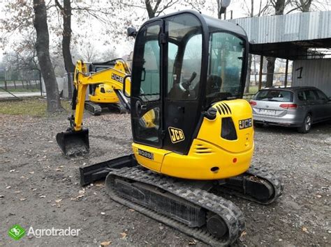 zdjęcie minikoparki JCB w akcji