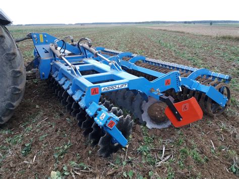 Tematyczne zdjęcie agregatu uprawowo-siewnego Agro-Lift 2.5m pracującego na polu