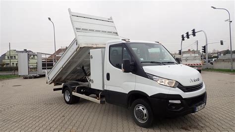 Zdjęcie poglądowe Iveco Daily z wywrotem i dźwigiem HDS w warunkach placu budowy