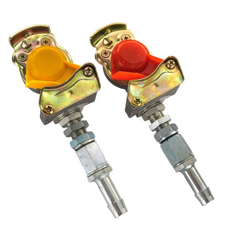 Zbliżenie na złącza pneumatyczne ciągnika i przyczepy