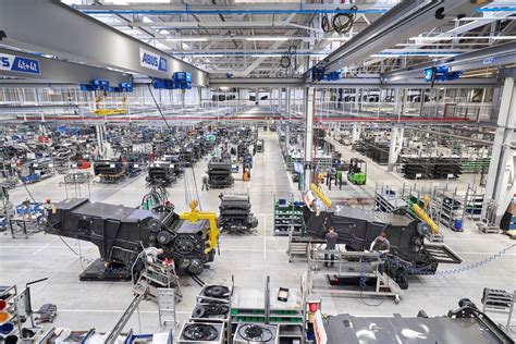 Zdjęcie przedstawiające nowoczesną linię produkcyjną w fabryce Claas w Le Mans