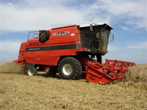 Zestawienie różnych modeli kombajnów Bizon