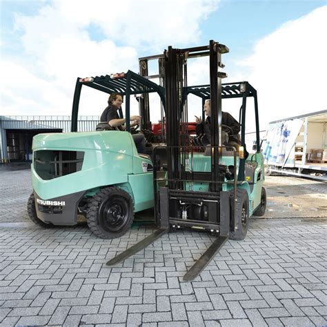 Thematic photo of a Mitsubishi forklift working in a warehouse