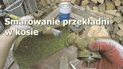 Ilustracja przedstawiająca punkty smarowania przekładni kątowej w kosie spalinowej.