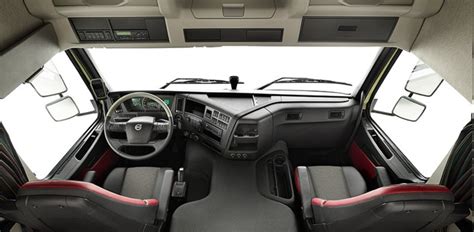 wnętrze kabiny amerykańskiego ciągnika siodłowego Volvo VNL