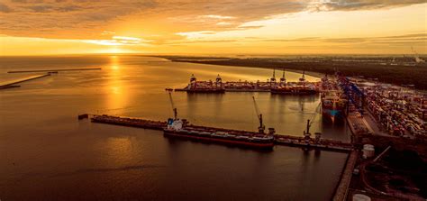 Panorama nowoczesnego portu w Gdańsku z wieloma żurawiami