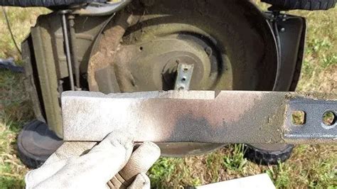 Zdjęcie mocno uszkodzonego noża kosiarki, wymagającego wymiany
