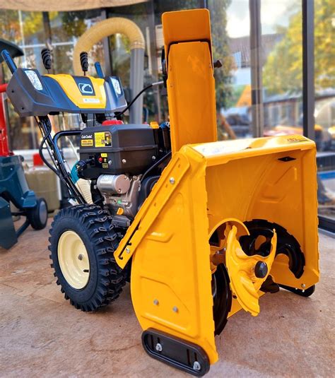 zdjęcie odśnieżarki spalinowej Cub Cadet XS3 66 SWE w akcji, usuwającej duże zaspy śniegu